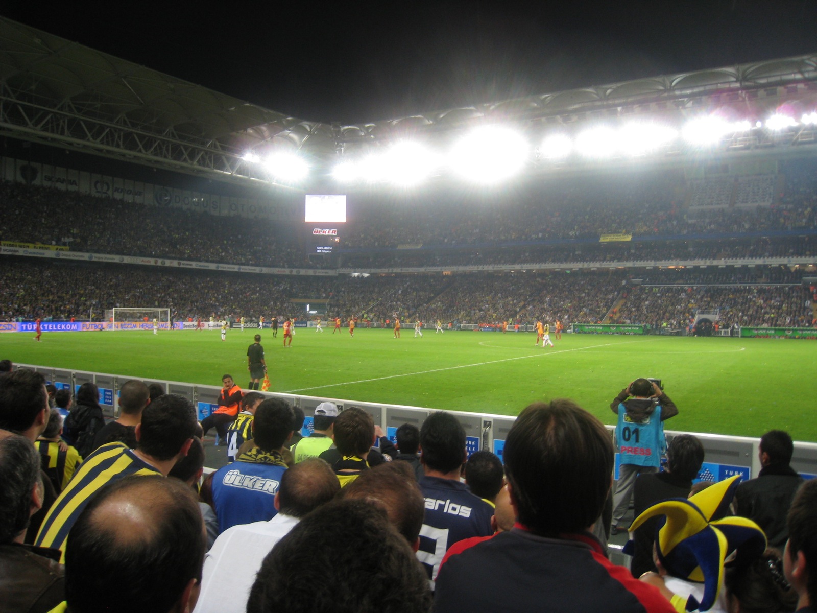 Players during the goalless derby on 24 October 2010