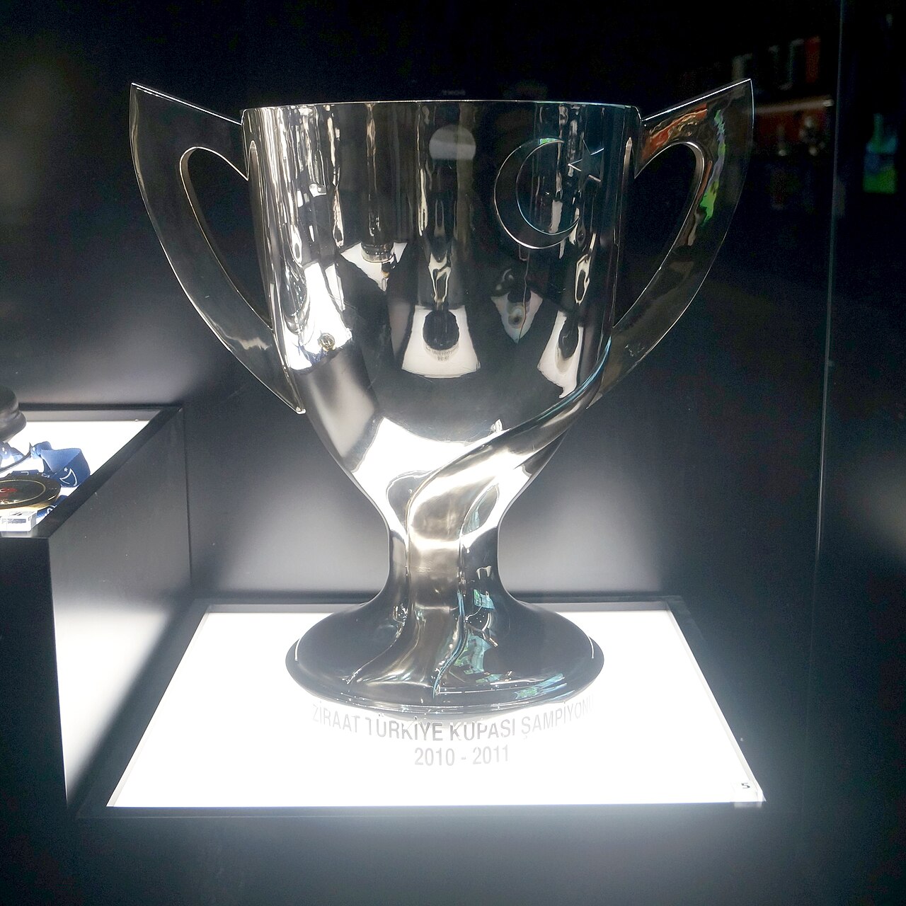 The 2010/11 Turkish Cup trophy won by Beşiktaş, on display in a museum